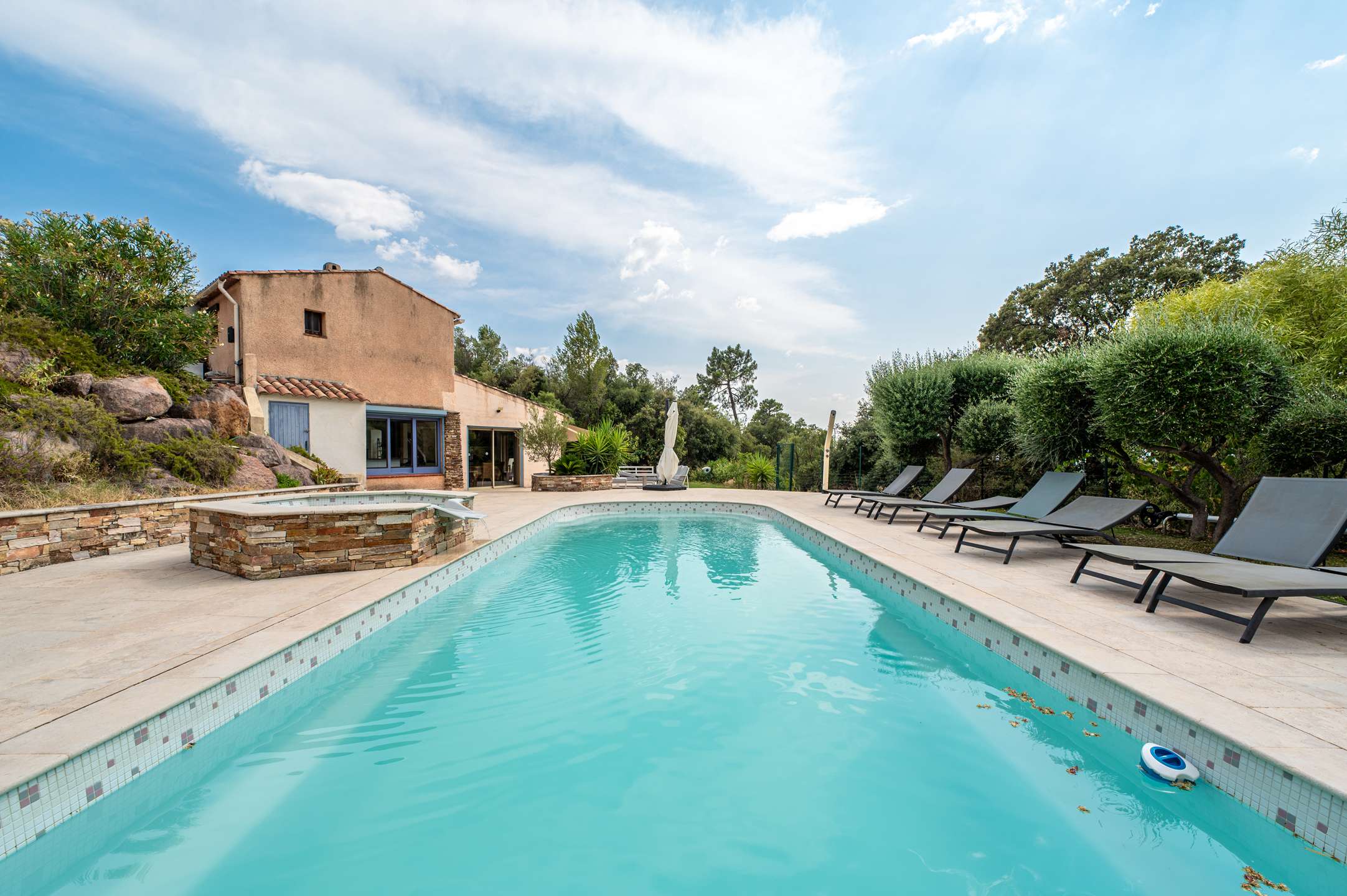 Villa méditerranéenne avec piscine et jardin — photo 3