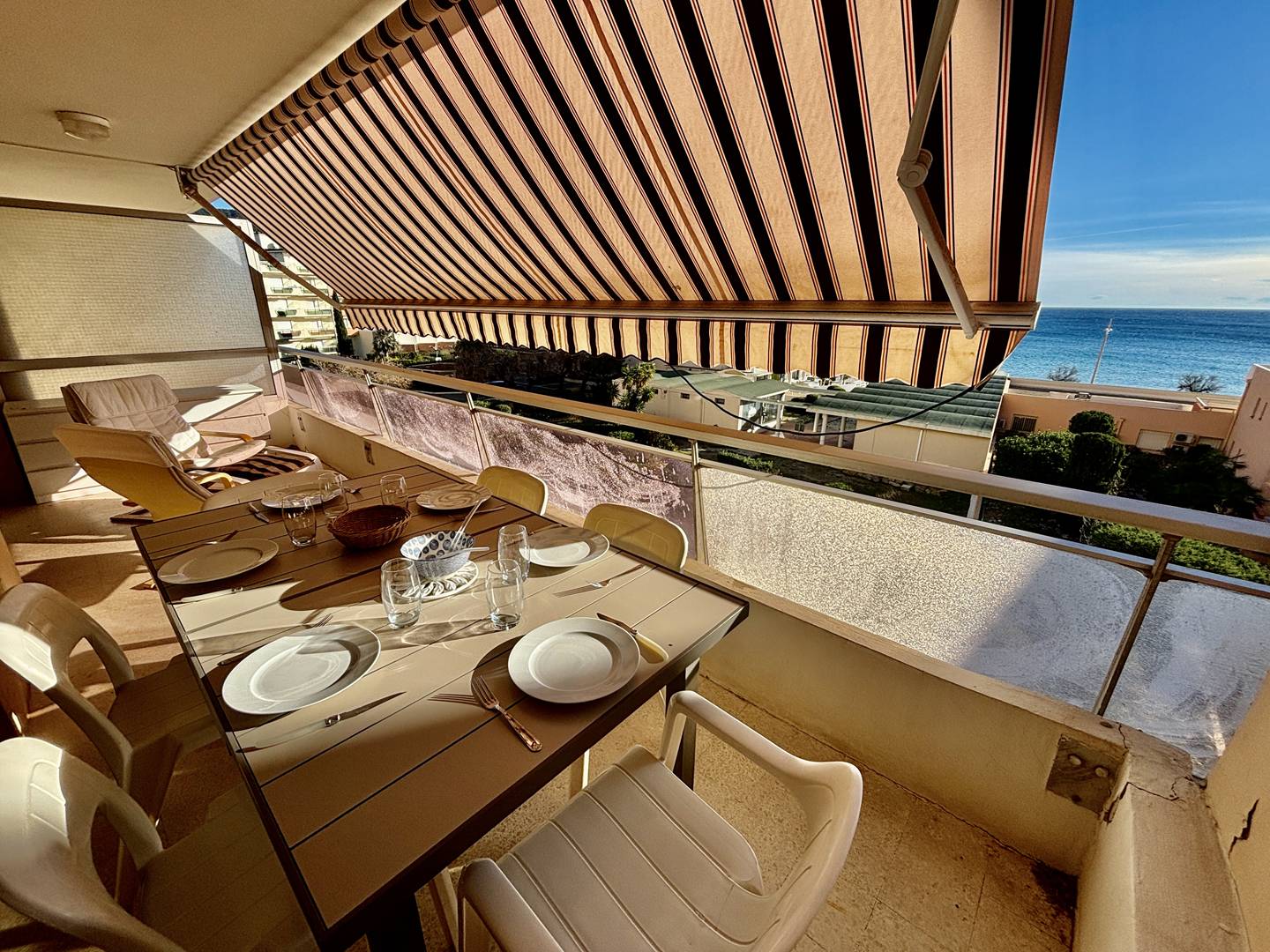 LE GRAND LARGE - VUE MER - PLAGE EN BAS DE L'IMMEUBLE