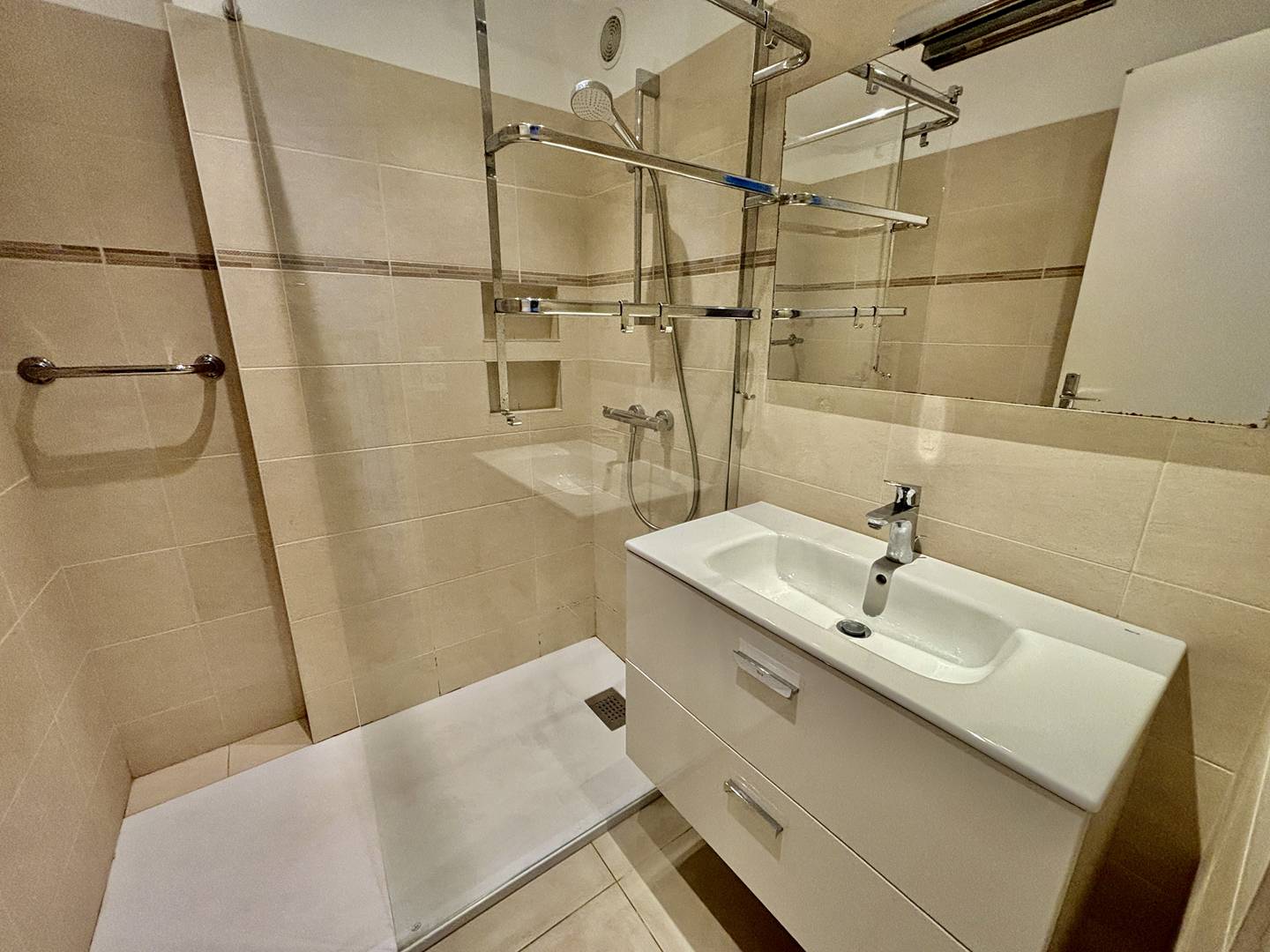 LE GRAND LARGE - VUE MER - PLAGE EN BAS DE L'IMMEUBLE