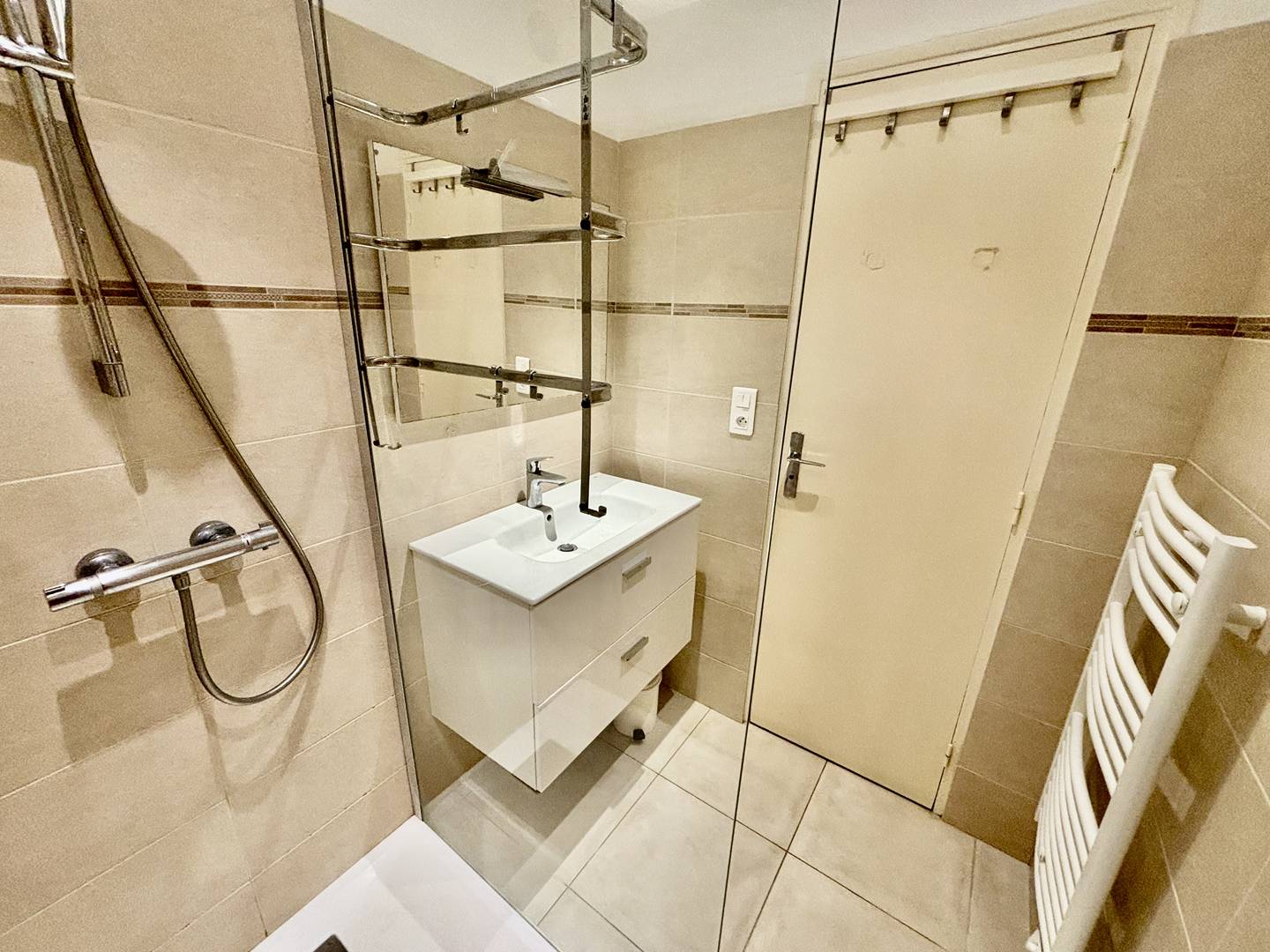 LE GRAND LARGE - VUE MER - PLAGE EN BAS DE L'IMMEUBLE