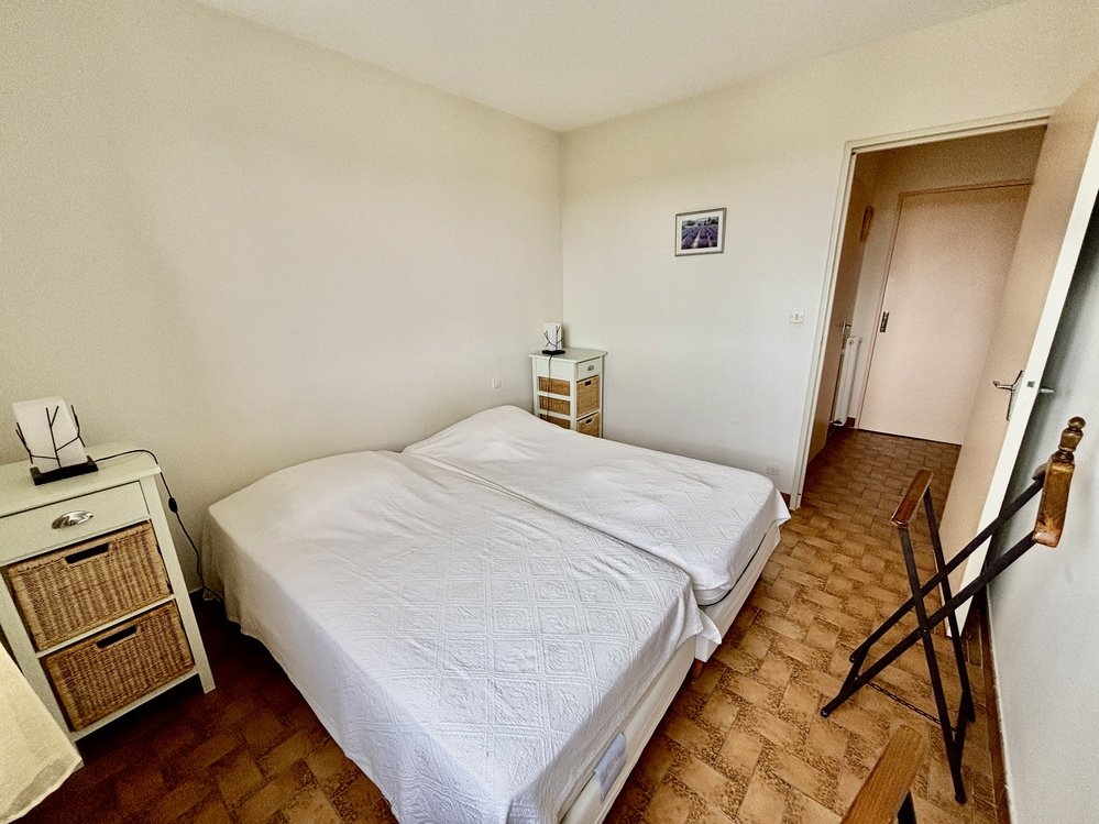 T2 lumineux avec terrasse et parking privé à deux pas de la plage