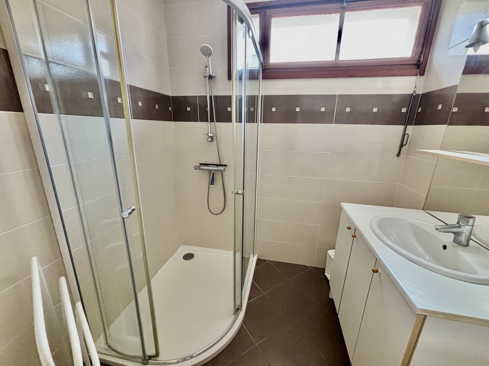 T2 lumineux avec terrasse et parking privé à deux pas de la plage