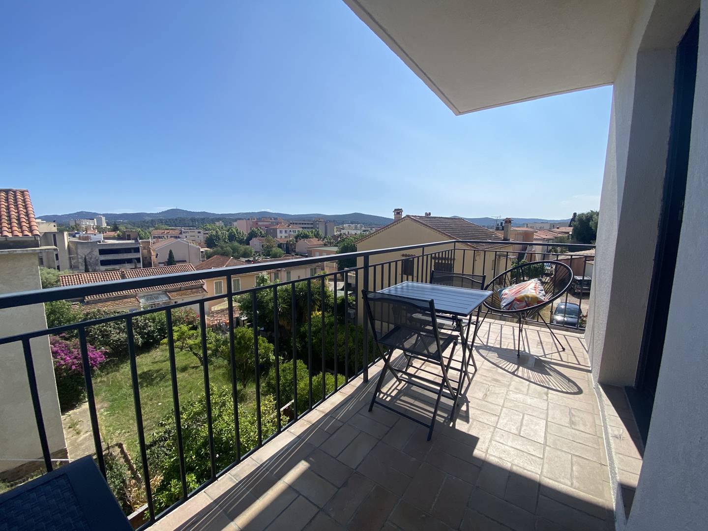 Studio rénové avec terrasse – centre & plage à pied (Le Lavandou)