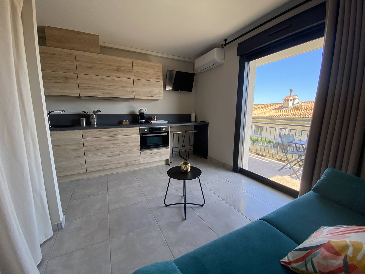 Studio rénové avec terrasse – centre & plage à pied (Le Lavandou)