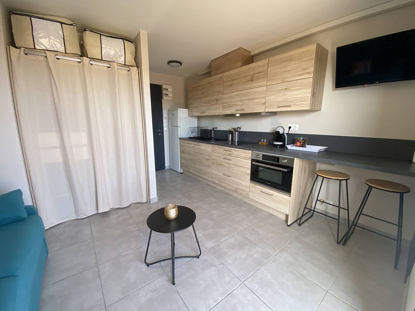 Studio rénové avec terrasse – centre & plage à pied (Le Lavandou)