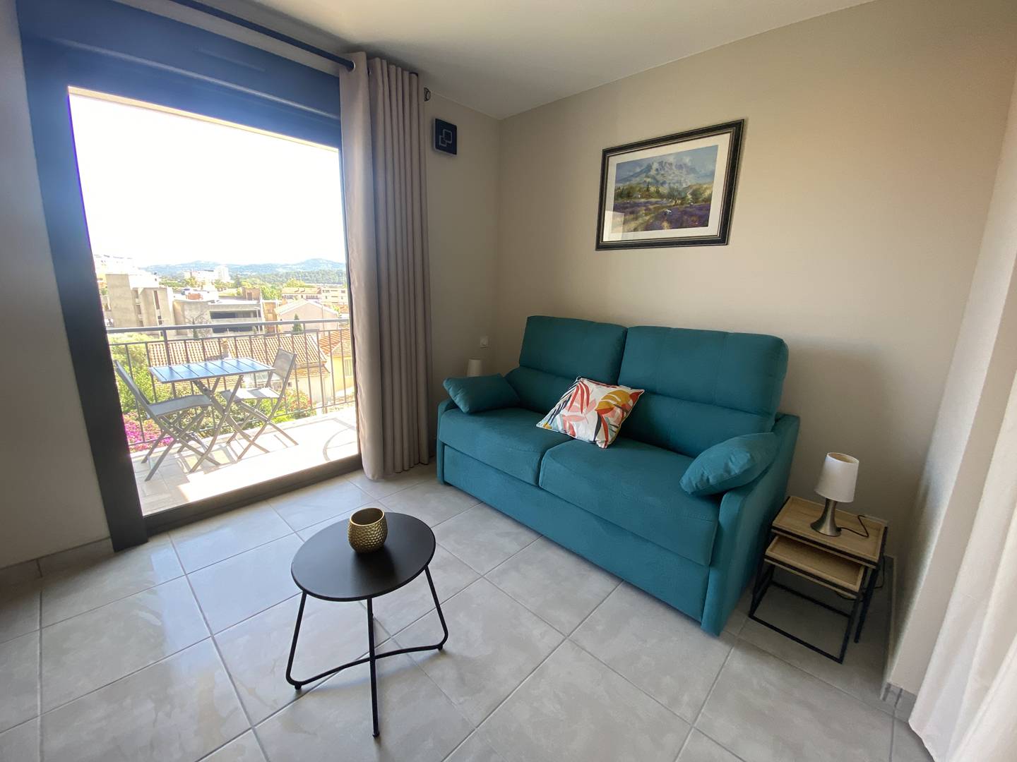 Studio rénové avec terrasse – centre & plage à pied (Le Lavandou)