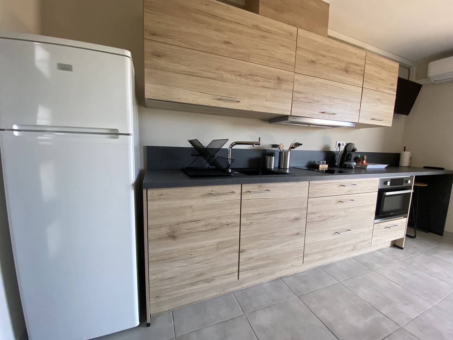 Studio rénové avec terrasse – centre & plage à pied (Le Lavandou)