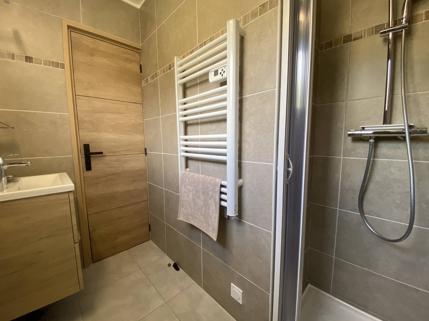 Studio rénové avec terrasse – centre & plage à pied (Le Lavandou)