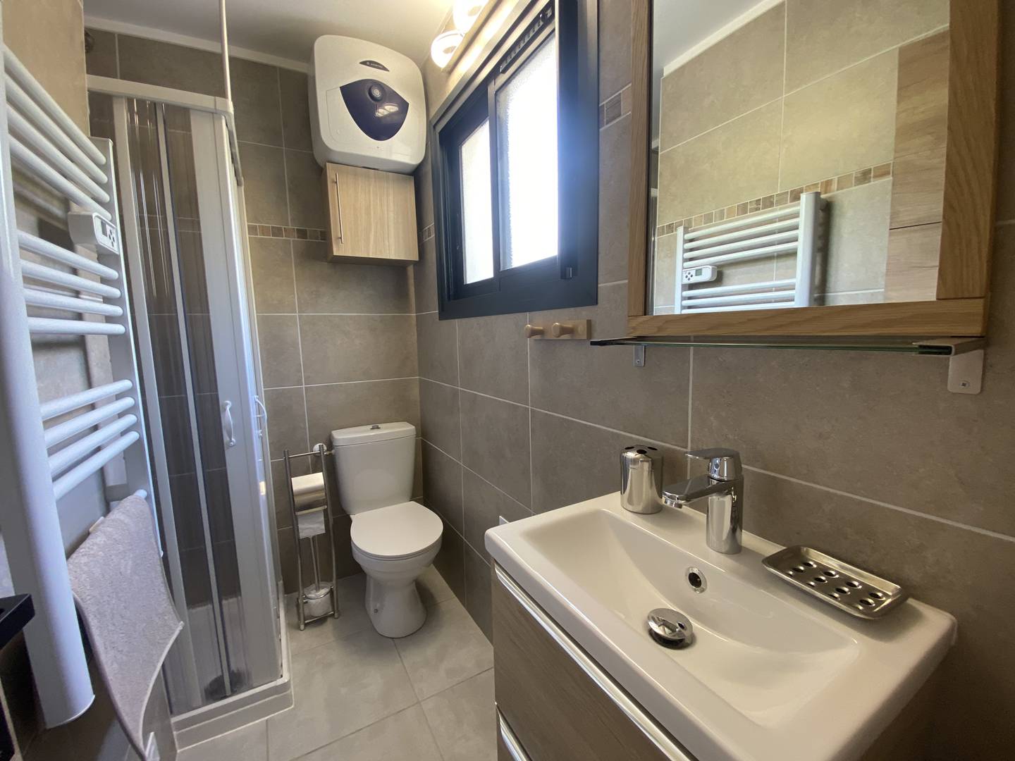 Studio rénové avec terrasse – centre & plage à pied (Le Lavandou)