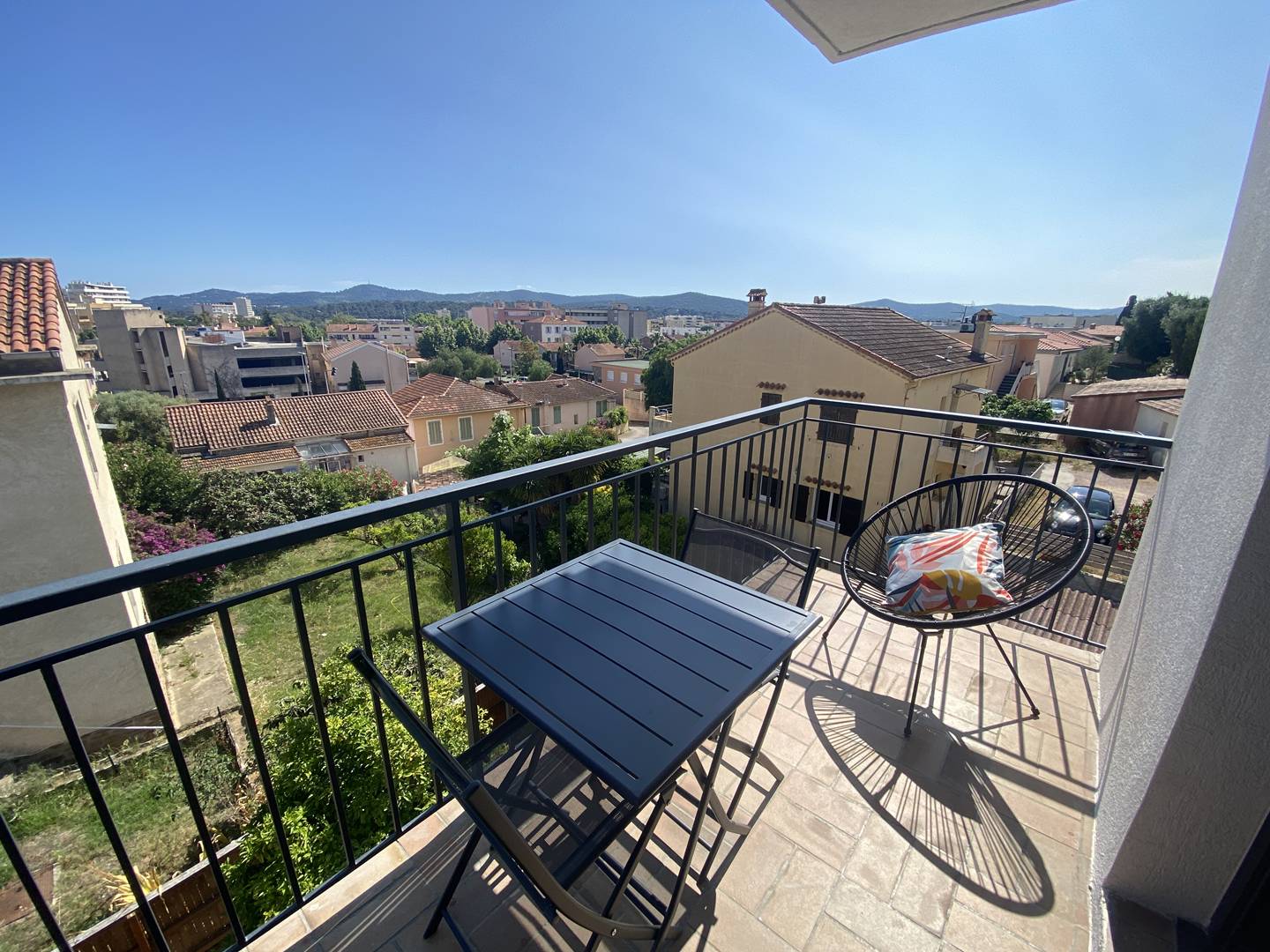 Studio rénové avec terrasse – centre & plage à pied (Le Lavandou)