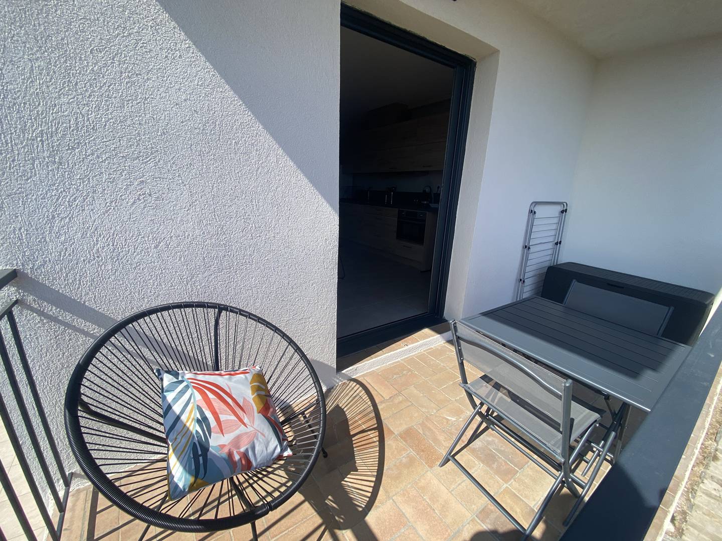 Studio rénové avec terrasse – centre & plage à pied (Le Lavandou)