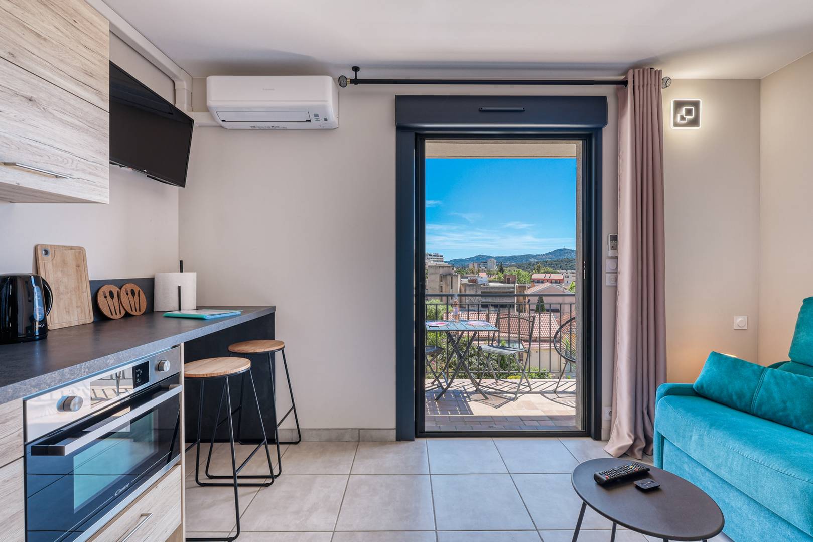 Studio rénové avec terrasse – centre & plage à pied (Le Lavandou)