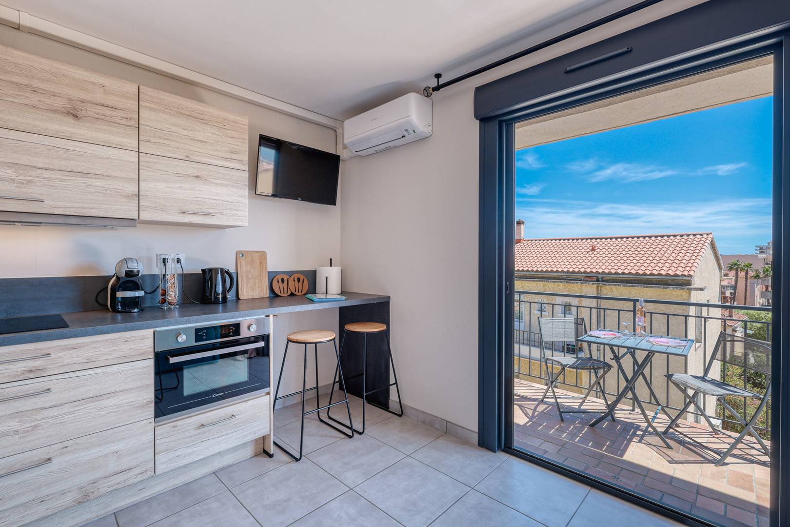 Studio rénové avec terrasse – centre & plage à pied (Le Lavandou)