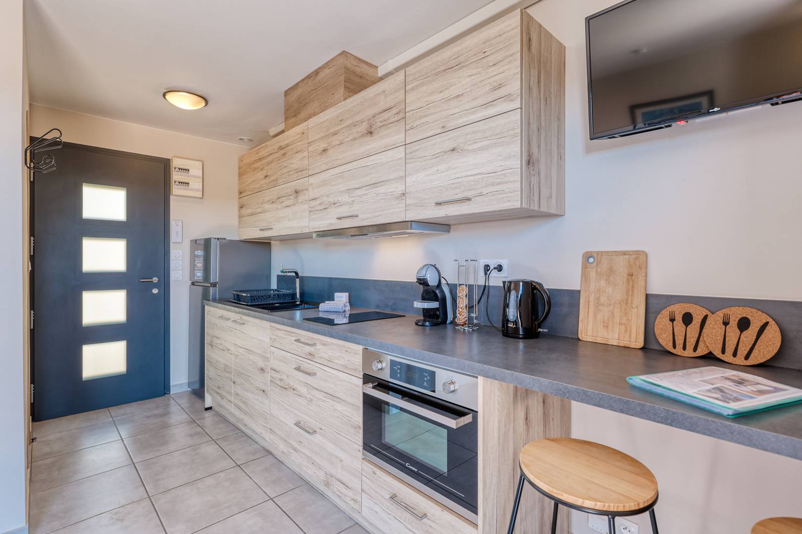 Studio rénové avec terrasse – centre & plage à pied (Le Lavandou)