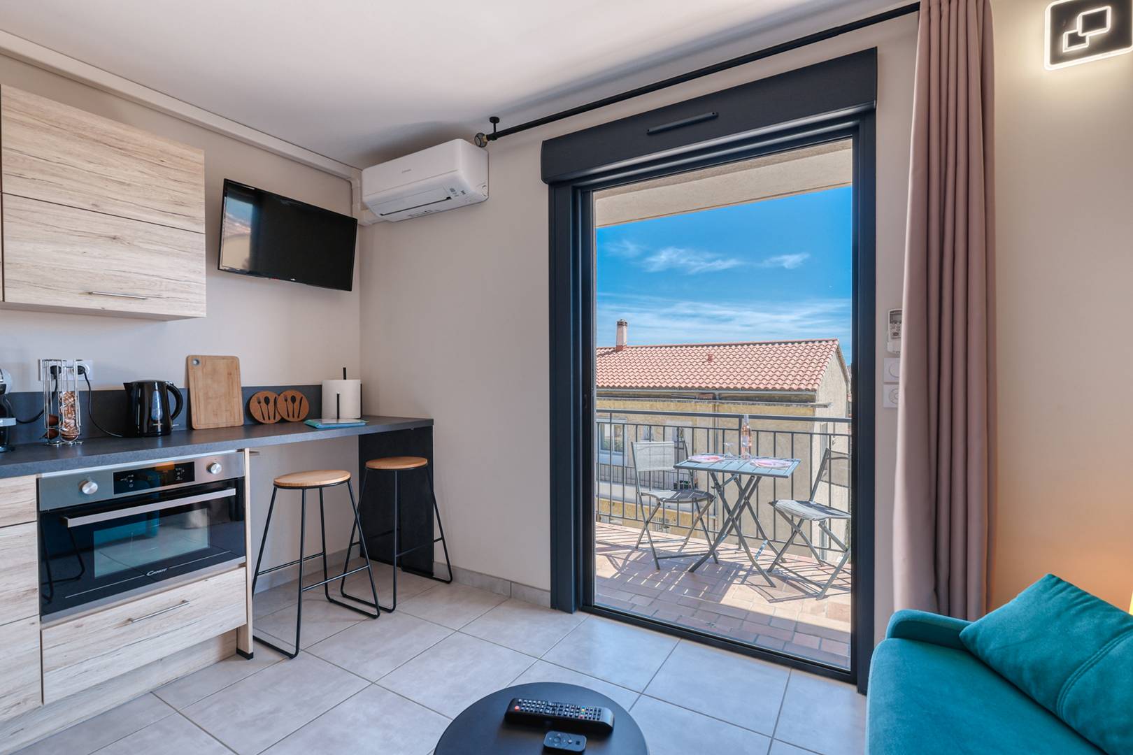Studio rénové avec terrasse – centre & plage à pied (Le Lavandou)