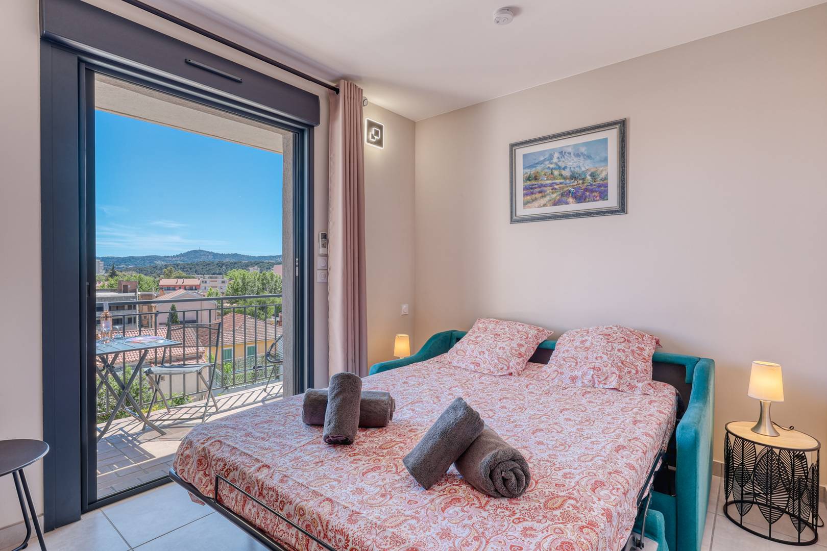 Studio rénové avec terrasse – centre & plage à pied (Le Lavandou)