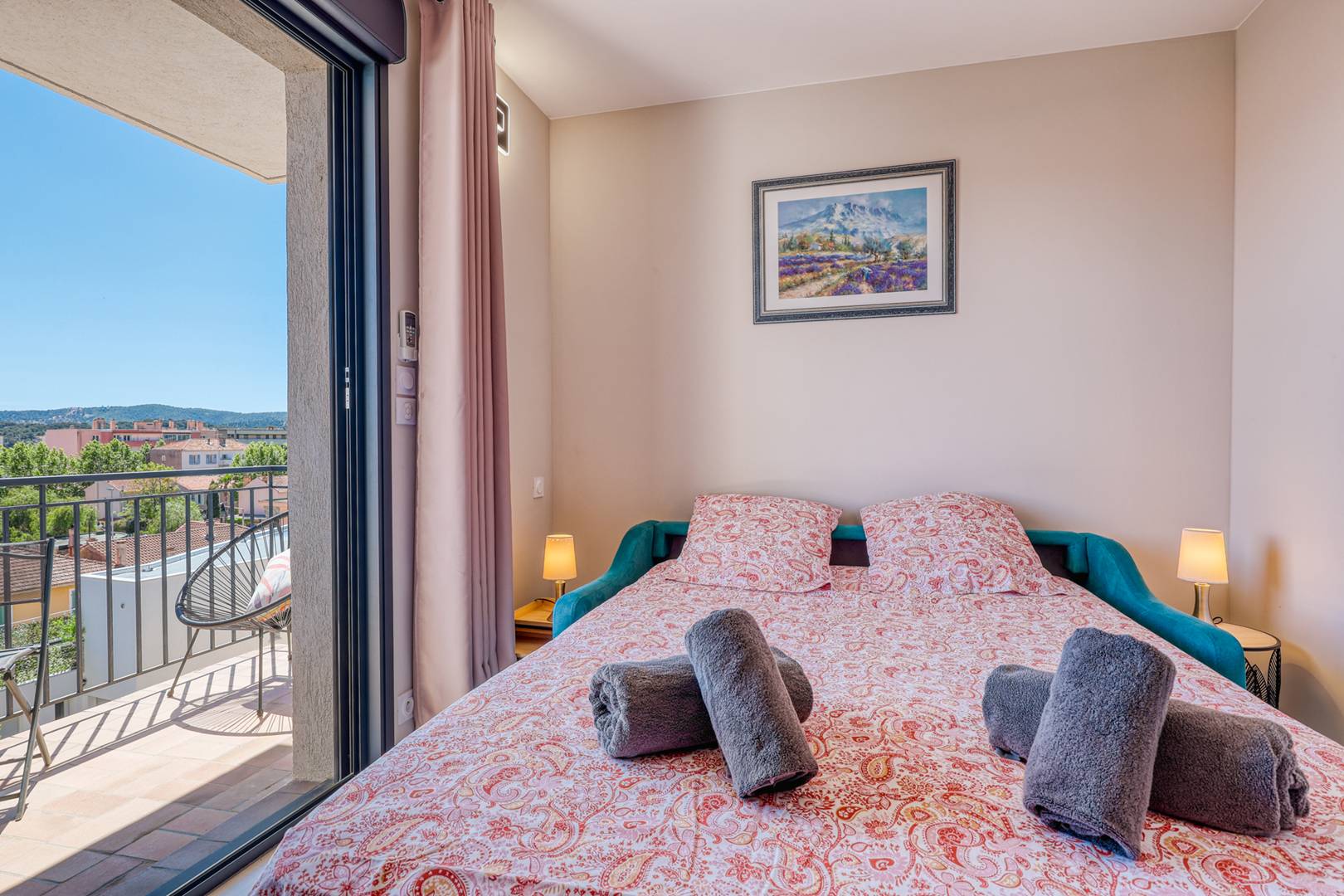 Studio rénové avec terrasse – centre & plage à pied (Le Lavandou)