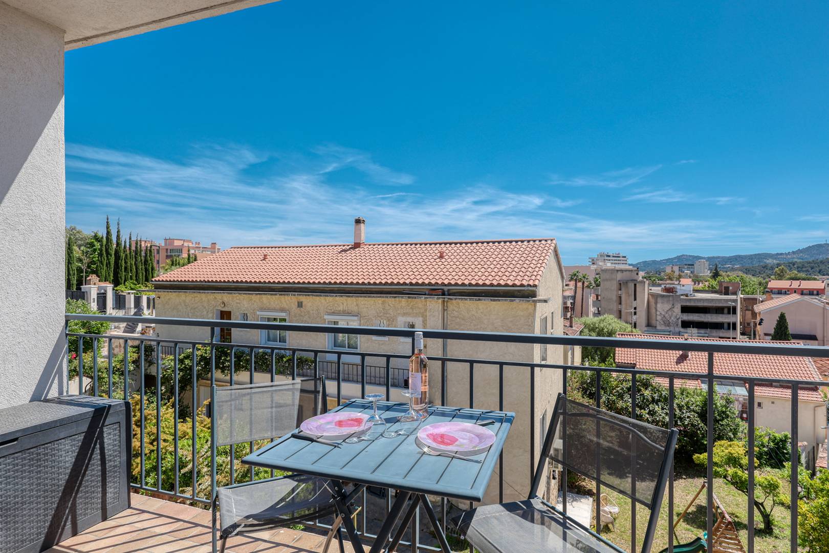Studio rénové avec terrasse – centre & plage à pied (Le Lavandou)