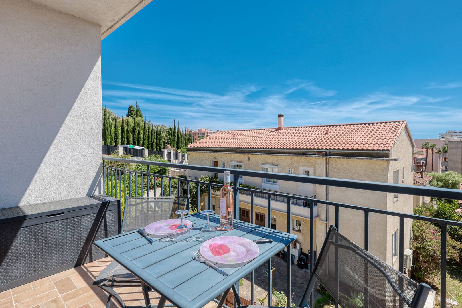 Studio rénové avec terrasse – centre & plage à pied (Le Lavandou)