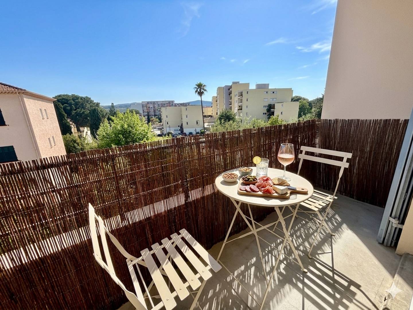 T3 refait à neuf - Clim – plage à 300m, centre à pied, balcon & wifi