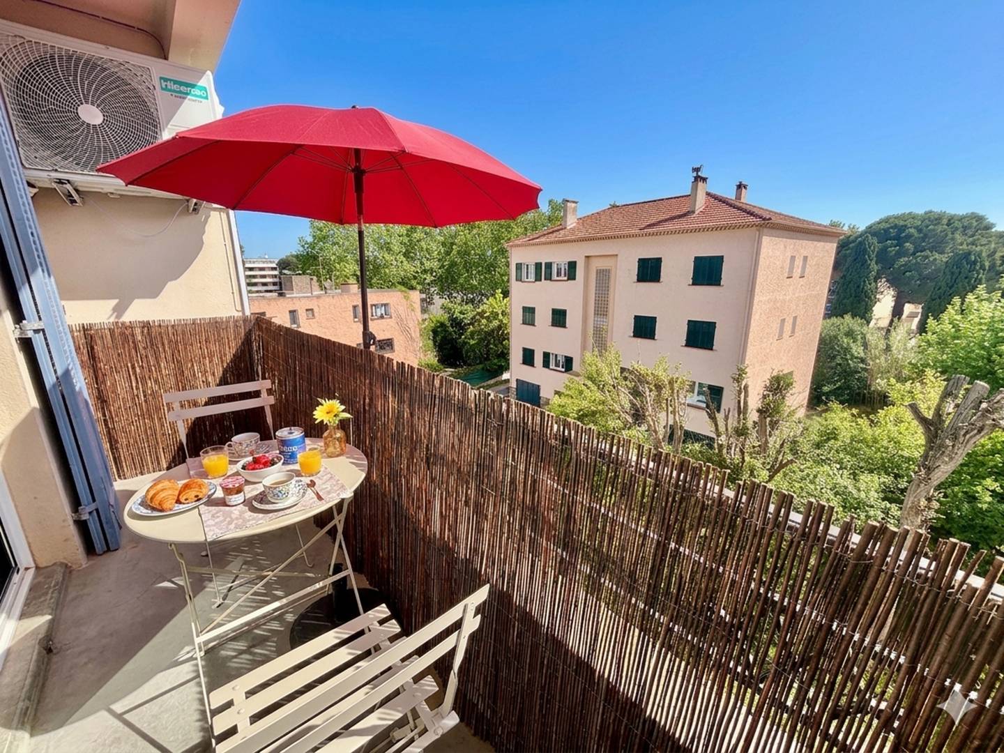 T3 refait à neuf - Clim – plage à 300m, centre à pied, balcon & wifi