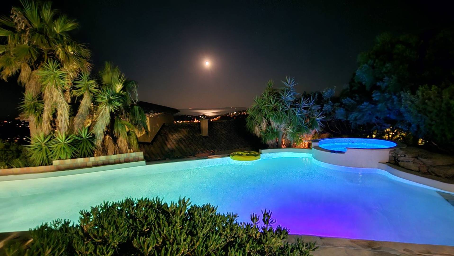 Villa familiale • Piscine • Jacuzzi • Vue mer