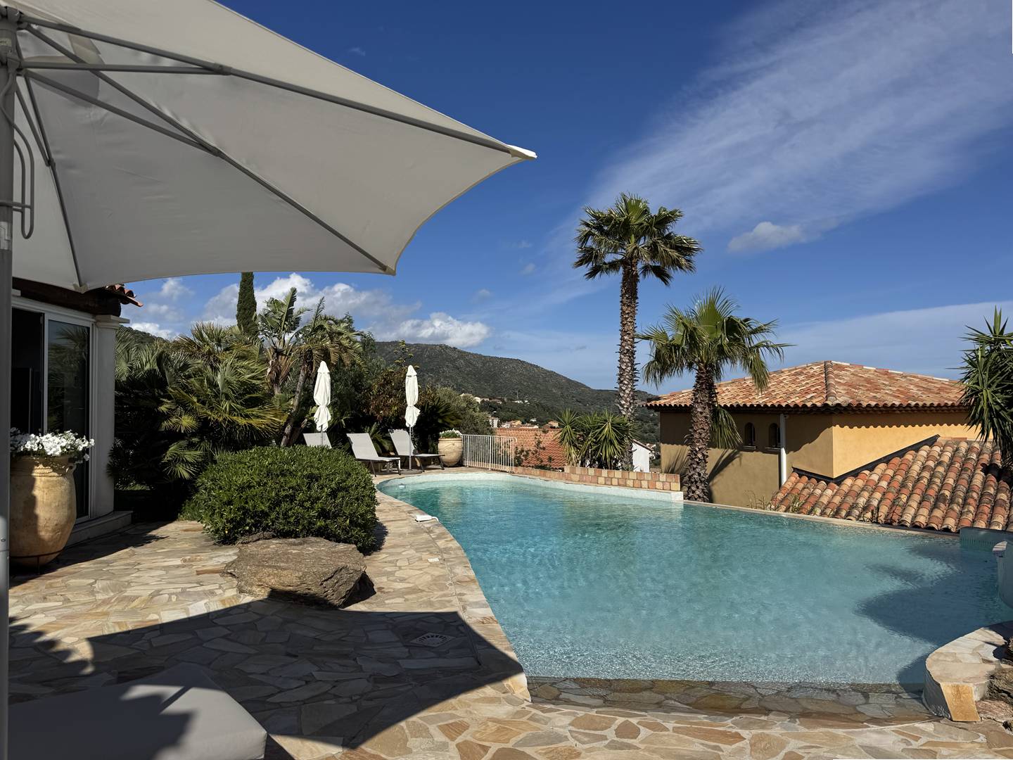 Villa familiale • Piscine • Jacuzzi • Vue mer