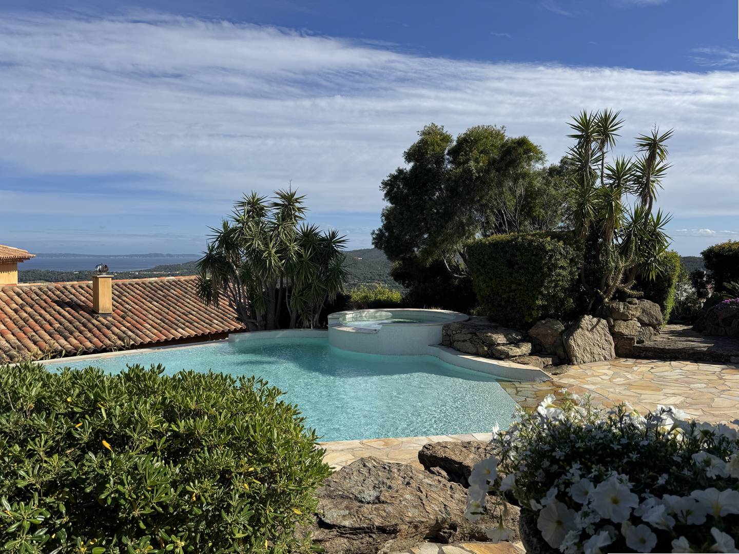 Villa familiale • Piscine • Jacuzzi • Vue mer