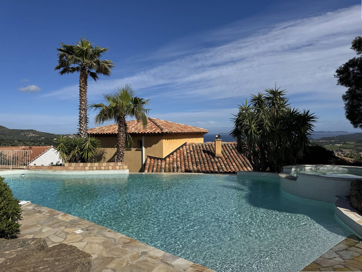 Villa familiale • Piscine • Jacuzzi • Vue mer