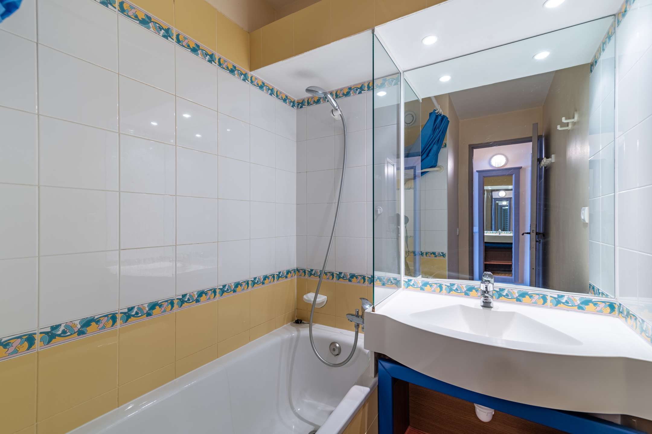 2 roomed + cabin apt, 5/6 people, on the pistes - ref 001MSA - 9
