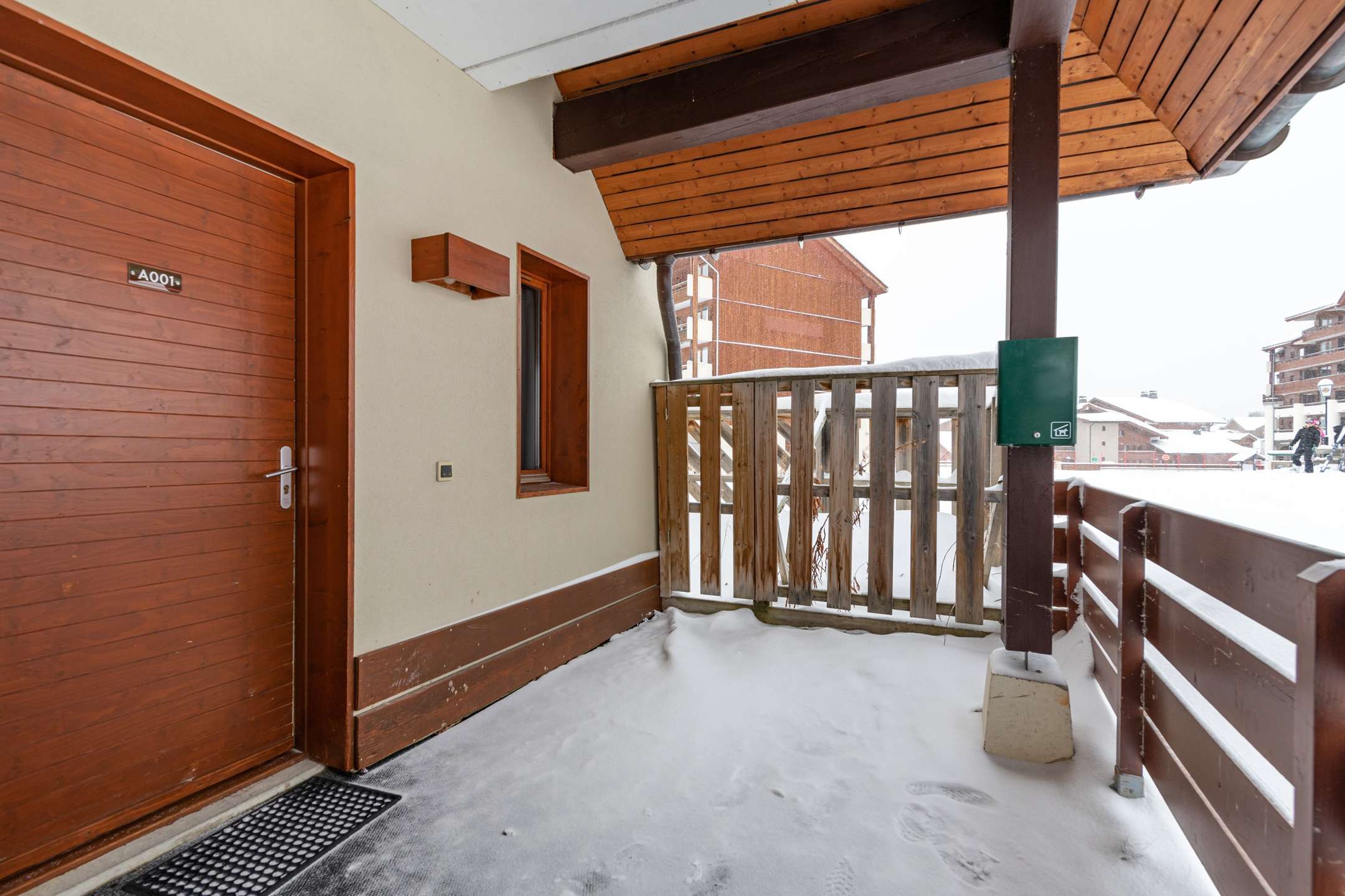 2 roomed + cabin apt, 5/6 people, on the pistes - ref 001MSA - 11