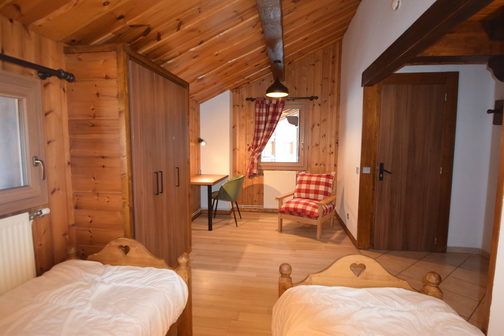 CHALET MITOYEN 10/12 pers - 100m des pistes SAUNA- WIFI - PLAGNE 1800 - ref CTBEC - 10